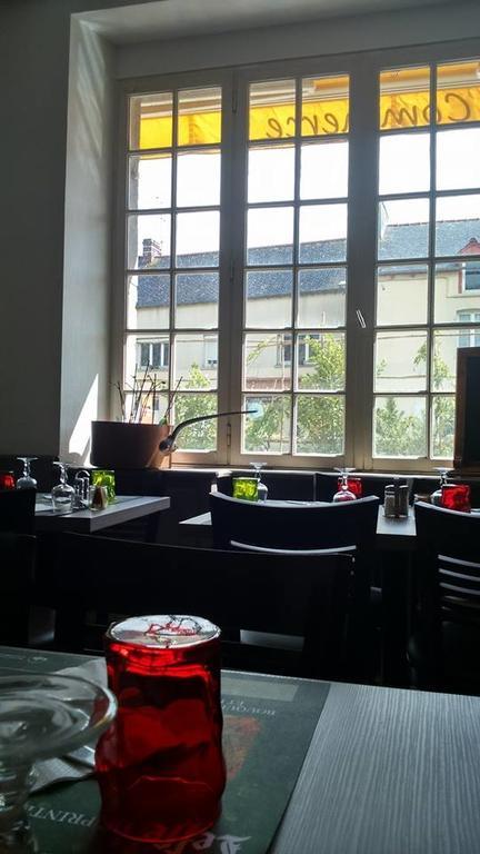 Hotel Restaurant Du Commerce La Gouesnière Exteriör bild