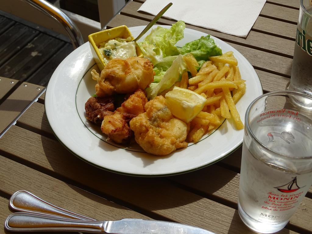Hotel Restaurant Du Commerce La Gouesnière Exteriör bild